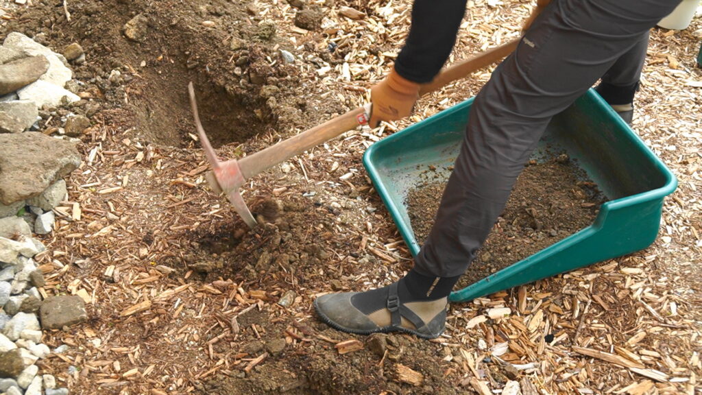 固い土を掘るのにつるはしが便利