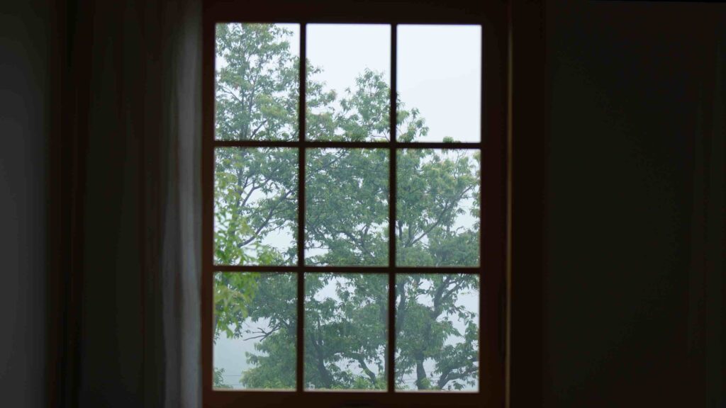 格子窓の外は一面霧
