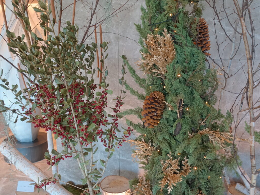 飾り付けが自然素材で可愛いクリスマスツリー